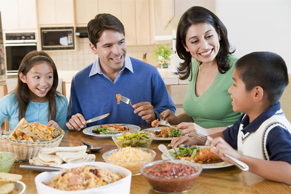 Ăn ở nhà không những giúp bạn tiết kiệm mà còn hâm nóng hạnh phúc gia đình.